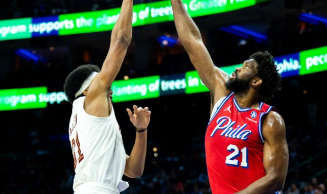 开云体育-中国官网登录入口-恩比德空砍33分米切尔13+9+12，奇兵暴走探花绝杀，骑士逆转76人