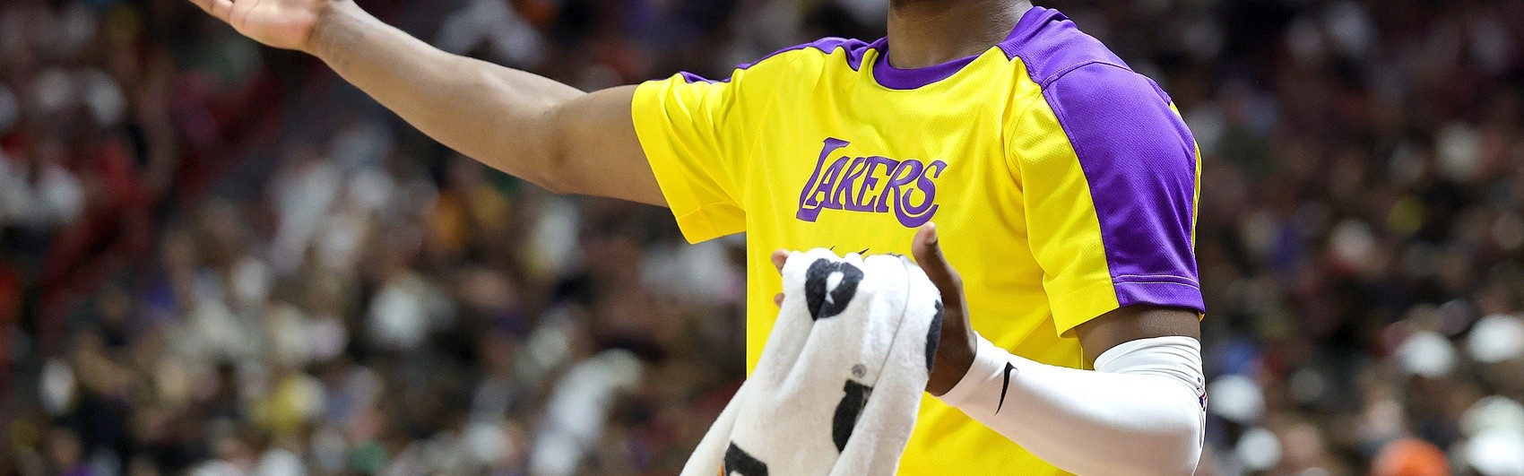 差点意思🙁布朗尼半场11分钟5投1中仅得2分 有2助+2失误