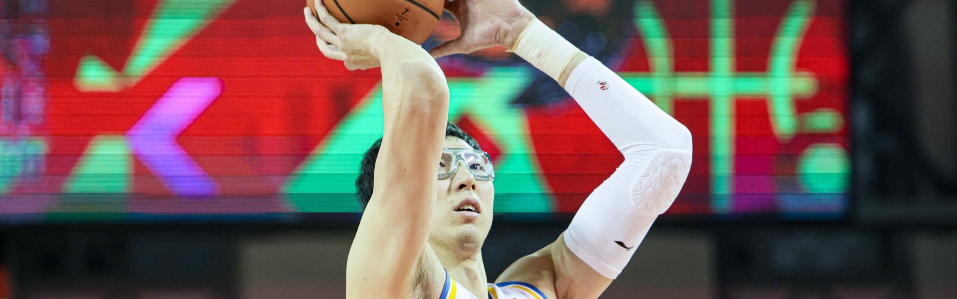 真该练练罚球了！周琦半场4罚全铁 仅得到3篮板1失误&amp;正负值-10