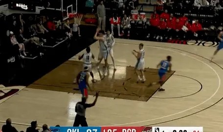 杨瀚森再次轻松抢到防守篮板，目前个人已抢到16个篮板