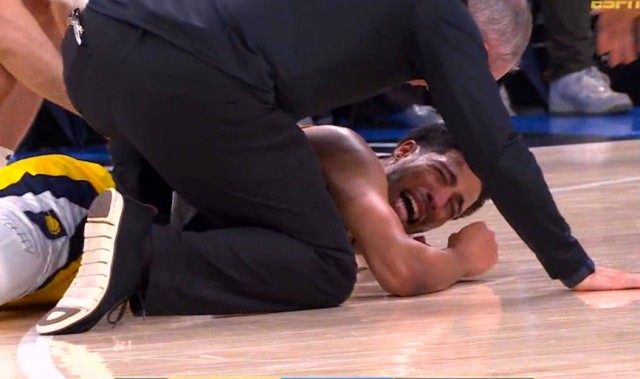 哈利伯顿无对抗受伤：怒锤地板被搀扶离场 恐重蹈KD跟腱断裂悲剧