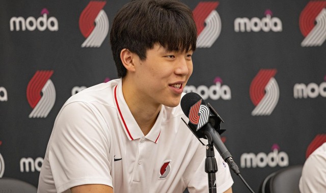 开拓者官方为夏联球员名字发音做注释杨瀚森为Yahng Hahn-sun